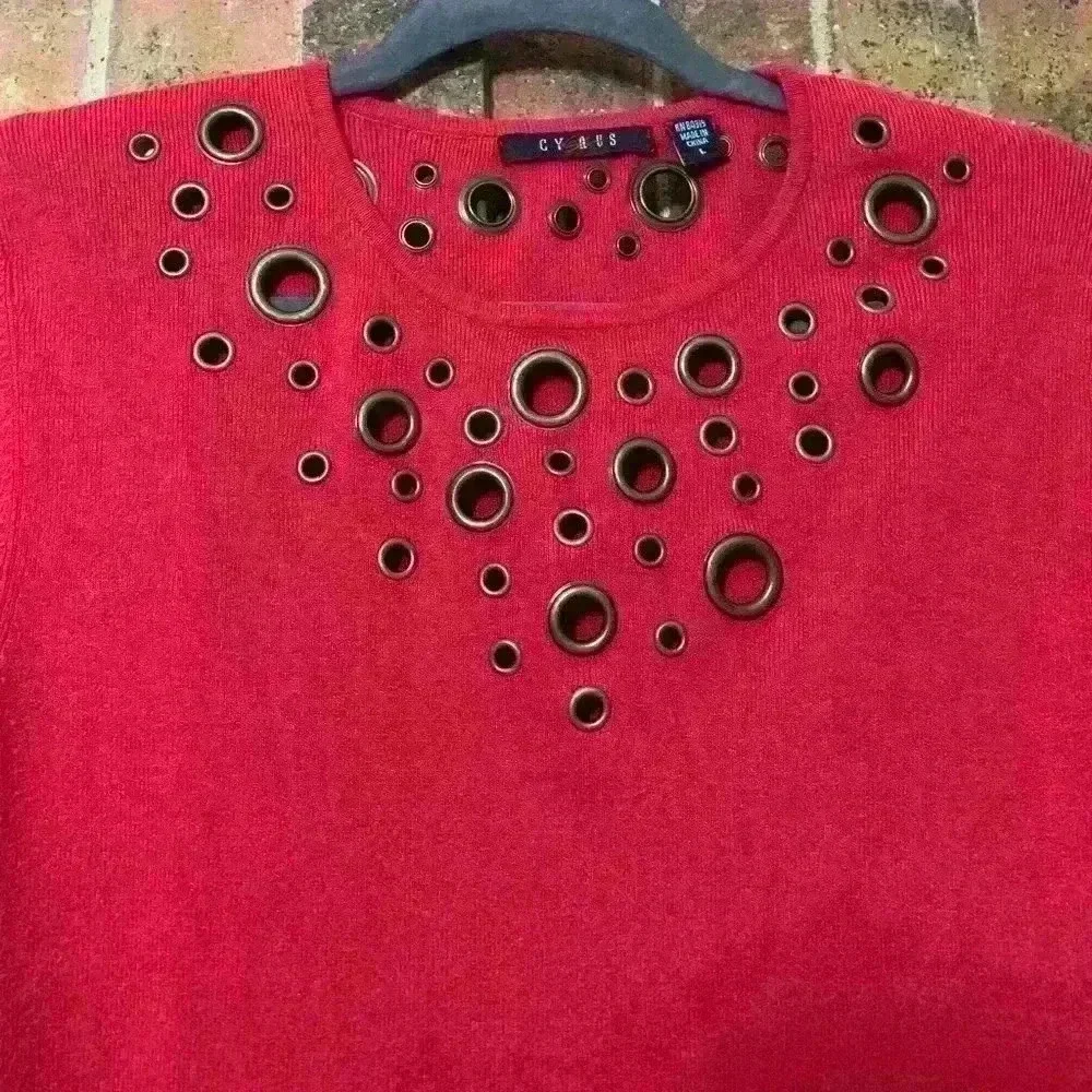 Y2k Going out Red long sleeve top with circle cut out detail - Picture 2 of 5